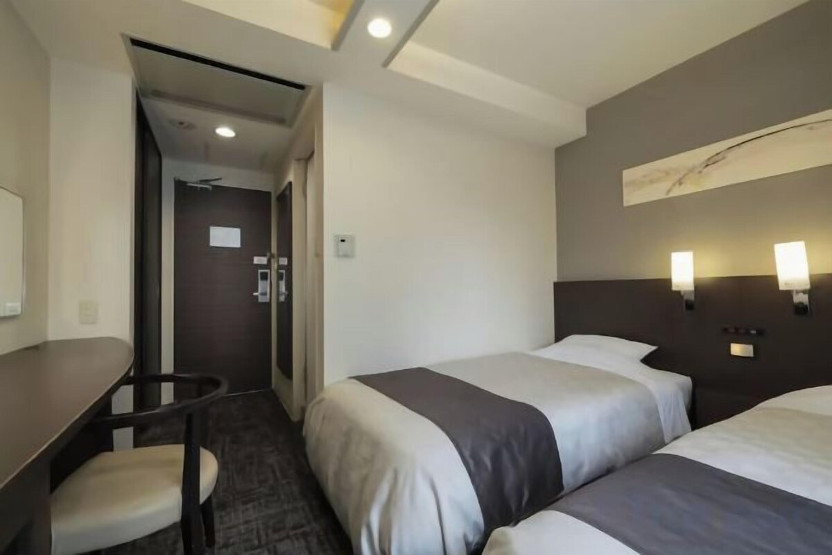 Frette Italian sheets, premium bedding, pillowtop beds, desk