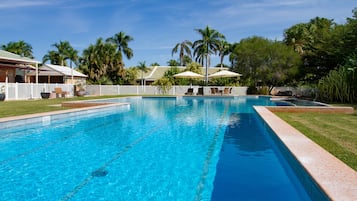 Piscine extérieure, parasols de plage, chaises longues