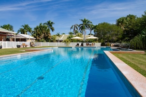 Piscina externa, guarda-sóis, espreguiçadeiras
