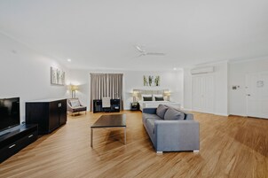 Roupas de cama premium, escrivaninha, cortinas blackout