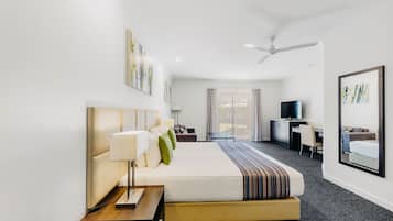 Kamer, 1 kingsize bed, uitzicht op tuin | Luxe beddengoed, een bureau, verduisterende gordijnen