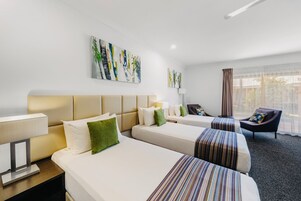 Quarto triplo (King) | Roupas de cama premium, escrivaninha, cortinas blackout