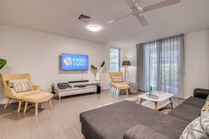 標準公寓, 多間臥室, 非吸煙房, 廚房 (3Bed Villa With Spa 2 Nts) | 客廳 | 42-吋平面電視、有線頻道、電視、 DVD 播放機