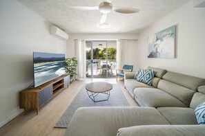 Departamento ejecutivo, 3 habitaciones | Área de sala de estar | Televisión de pantalla plana de 42 pulgadas con canales por cable