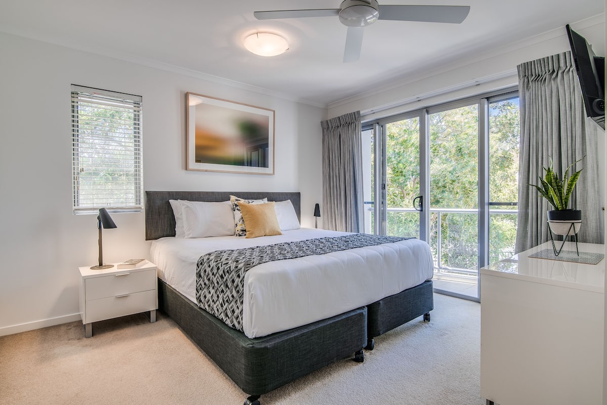 1 bedroom, individually decorated, individually furnished