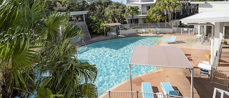 3 piscines extérieures, parasols de plage, chaises longues
