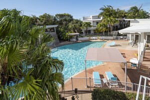 3 piscinas al aire libre, sombrillas, sillones reclinables de piscina