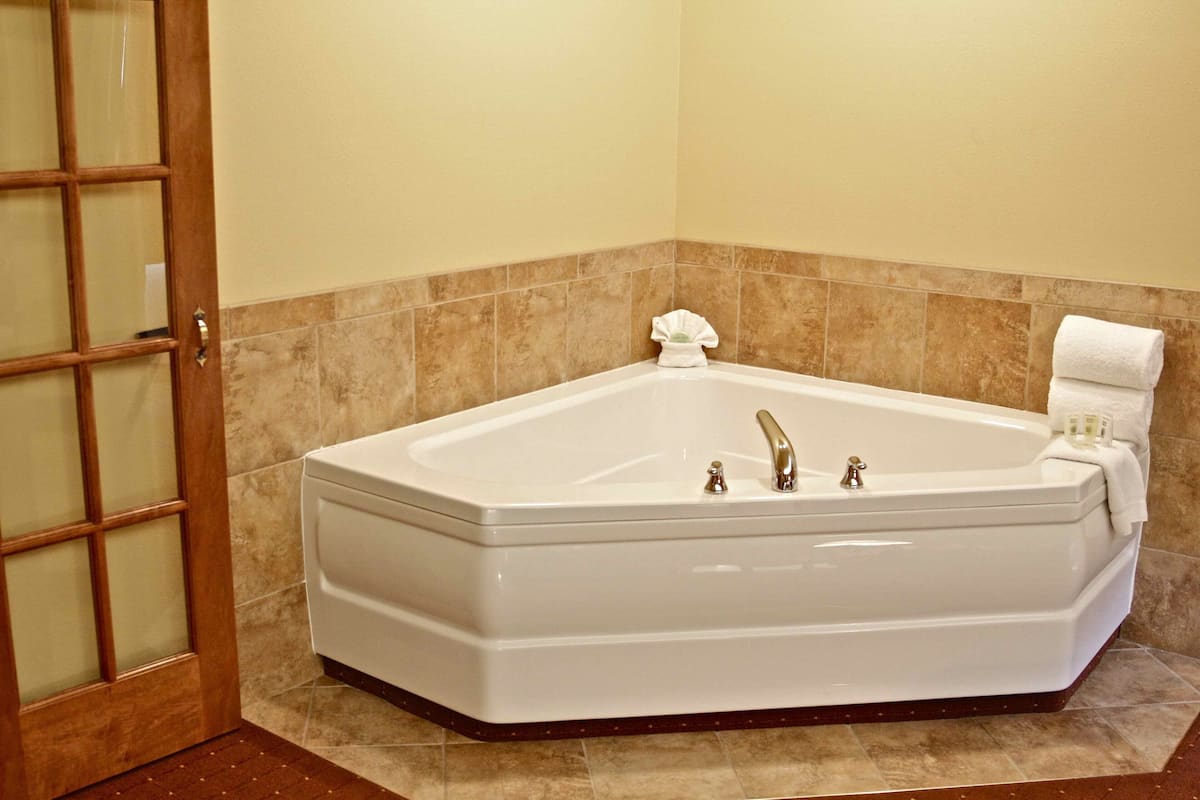 suite, 1 king bed, accessible, jetted tub | jetted bathtub