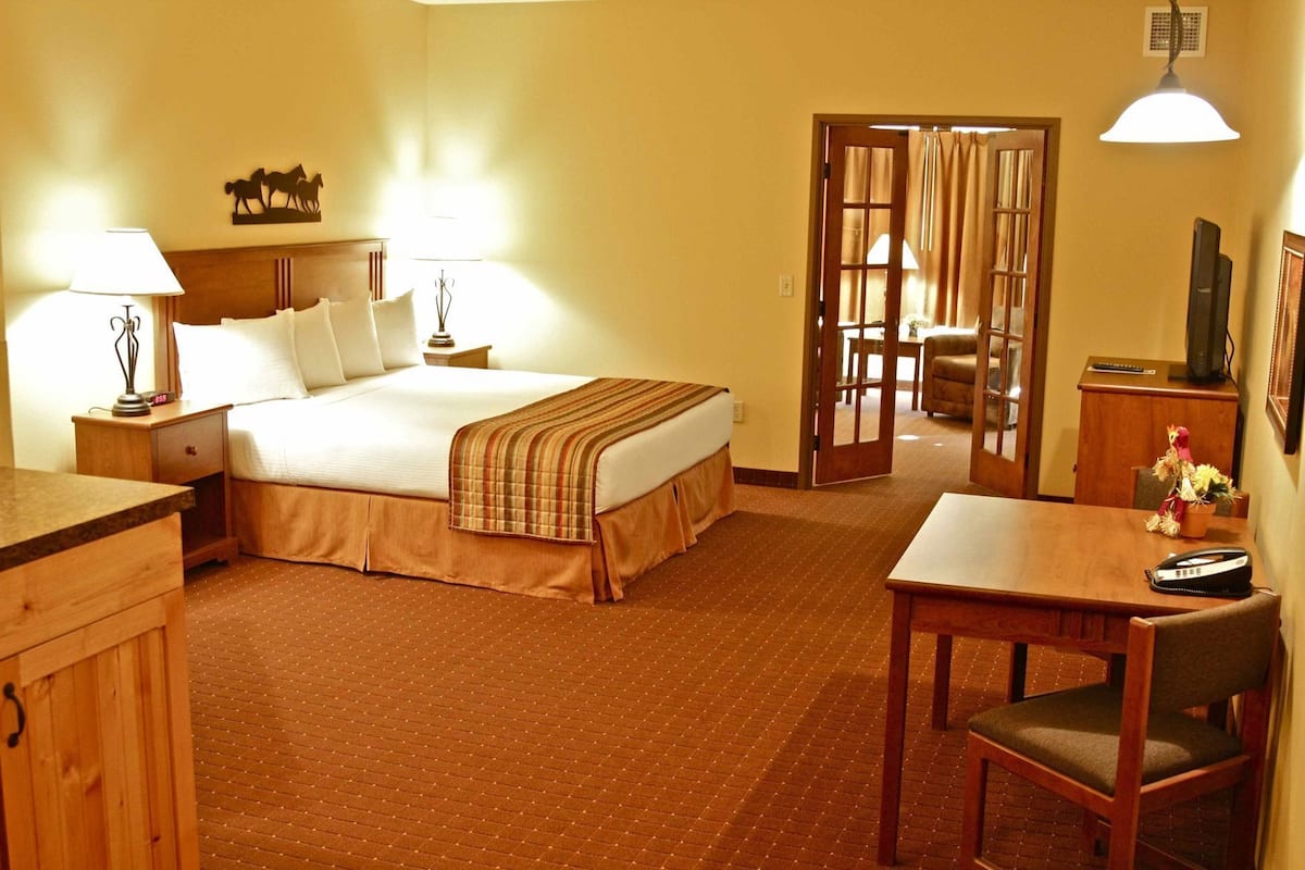 Premium bedding, pillowtop beds, desk, blackout drapes