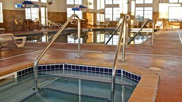 Piscine couverte, chaises longues