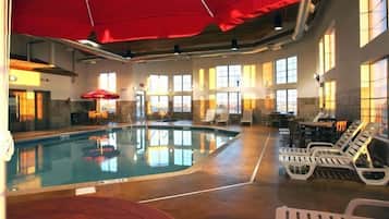 Inomhuspool och solstolar