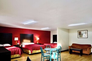 Muebles diferentes, escritorio y espacio para trabajar con laptop 