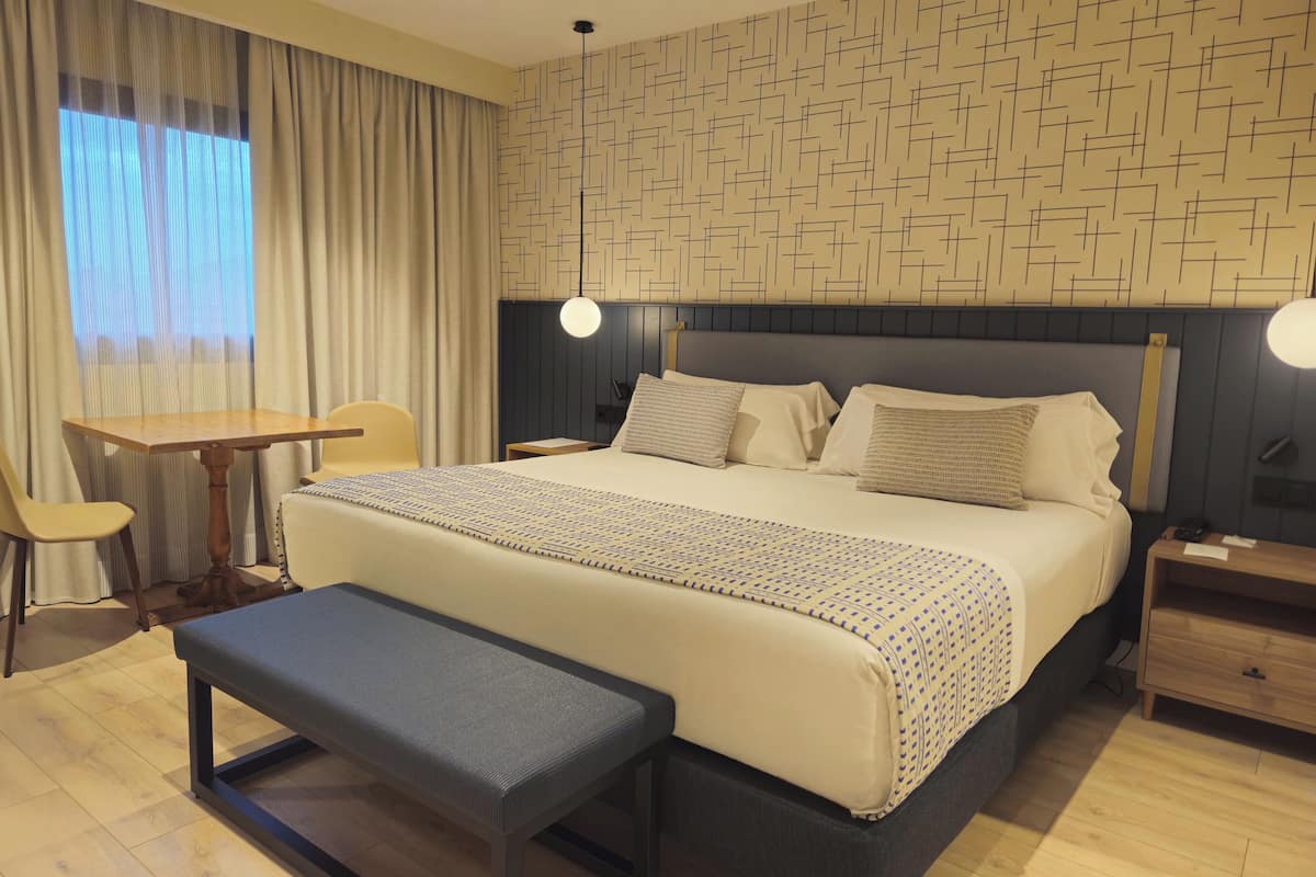 Premium bedding, down comforters, minibar, in-room safe