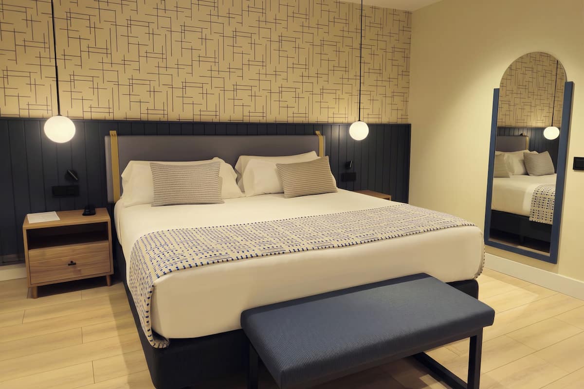 Premium bedding, down comforters, minibar, in-room safe