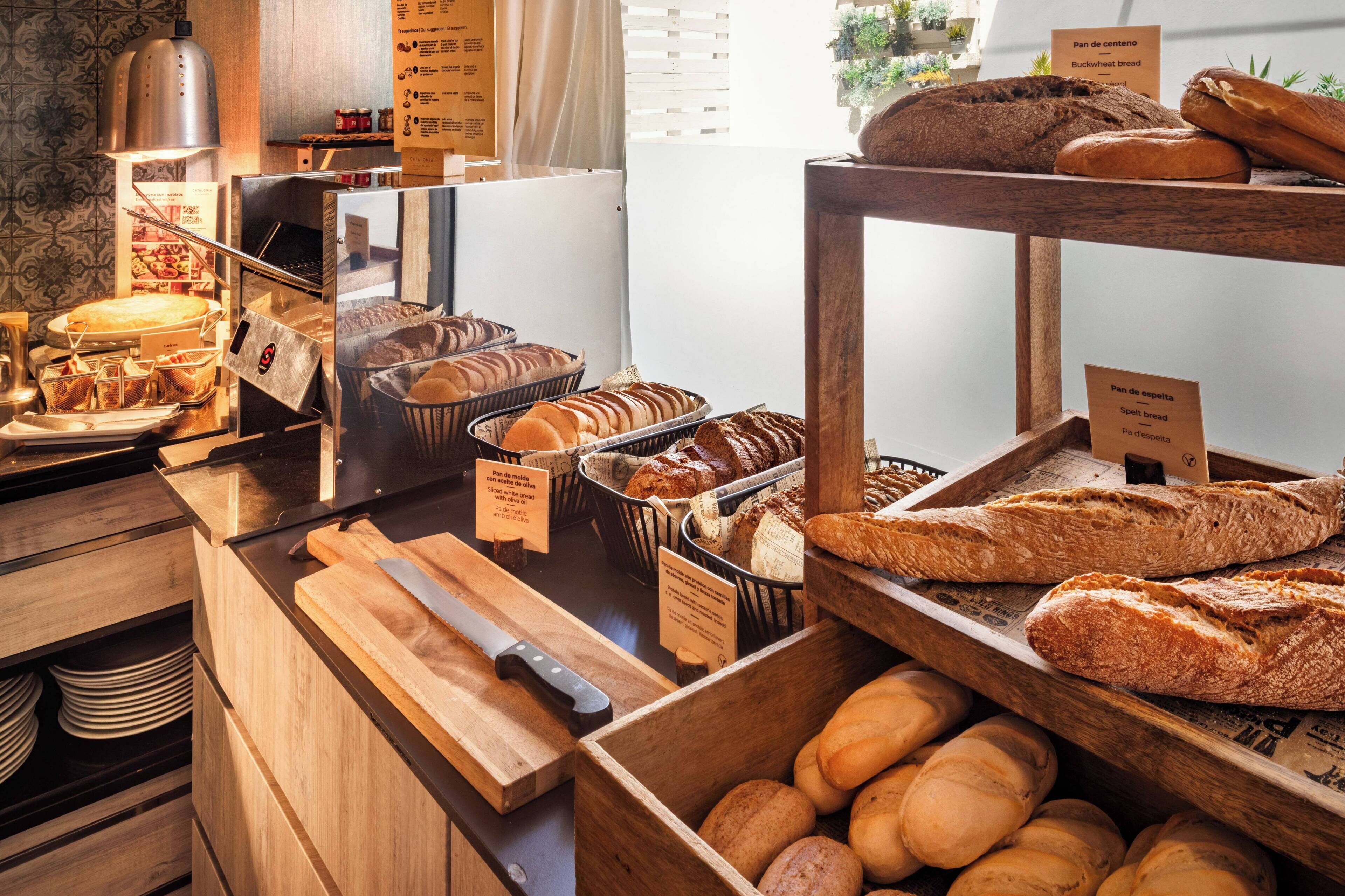 Una vitrina de panadería con diferentes panes y pasteles.