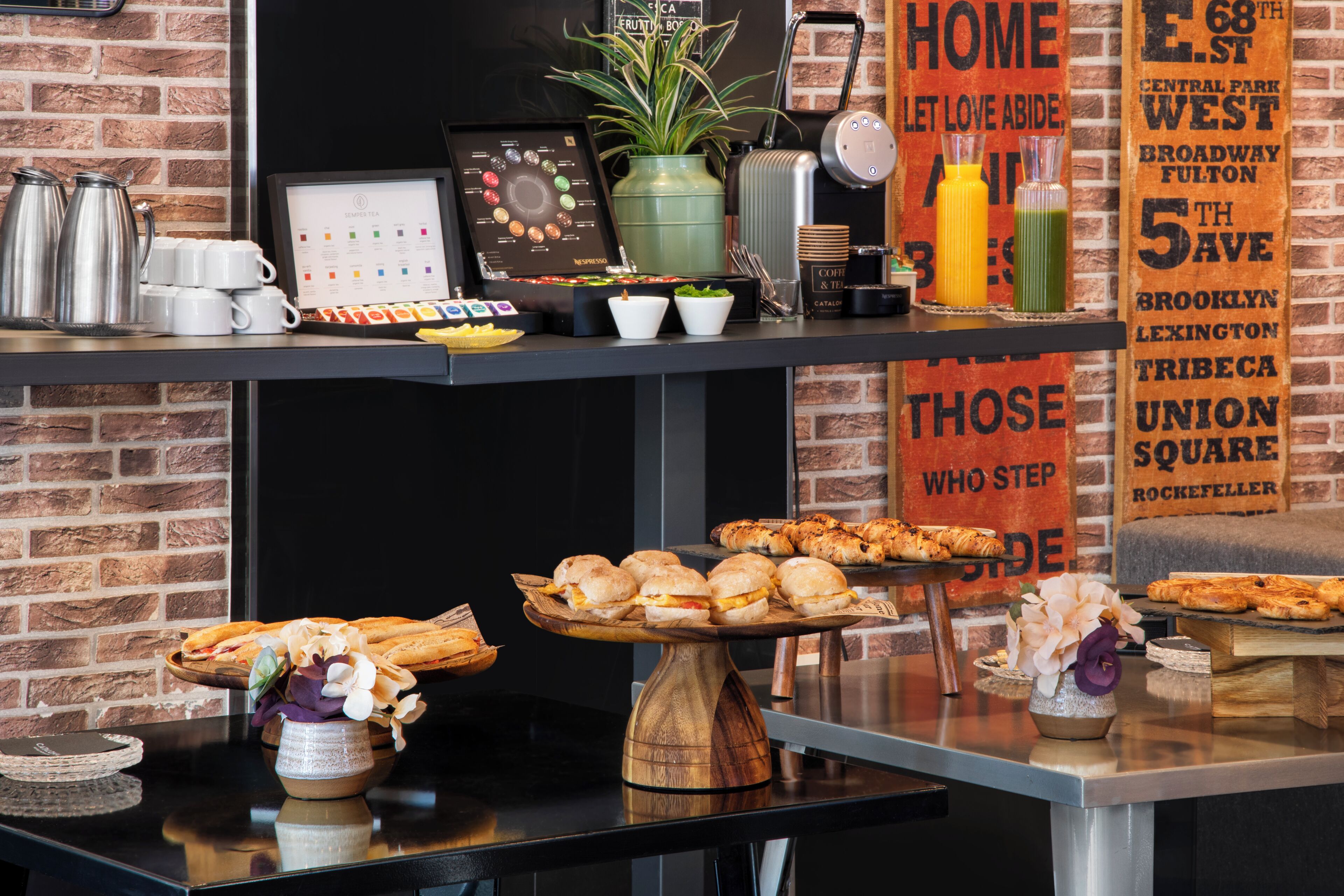 Un buffet proposant une variété de plats, un coin café et un présentoir avec le menu.