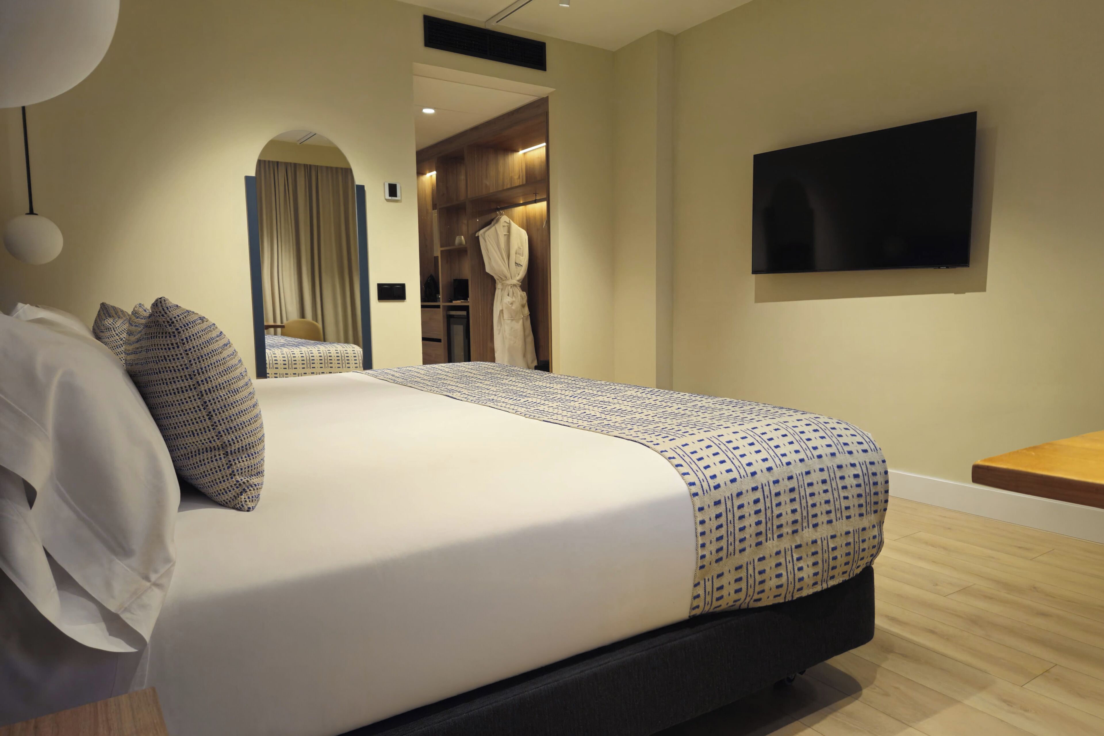 เครื่องนอนระดับพรีเมียม, ผ้านวมขนเป็ด, มินิบาร์, ตู้นิรภัยในห้องพัก