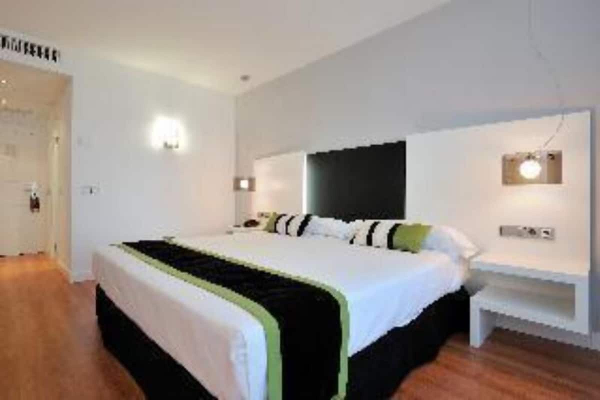 Premium bedding, down comforters, minibar, in-room safe