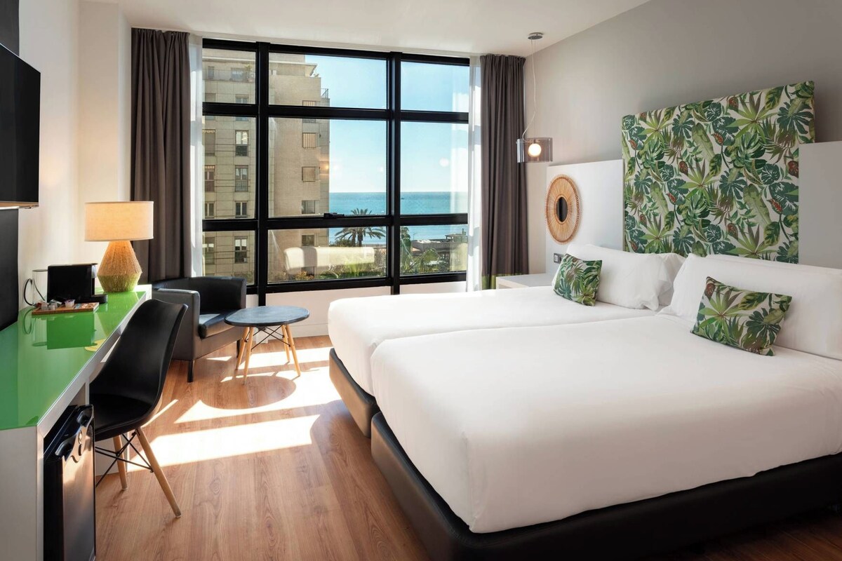 Ropa de cama de alta calidad, cubrecamas y minibar 
