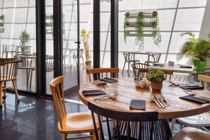 Se ofrece un desayuno bufé todos los días (por un coste adicional)