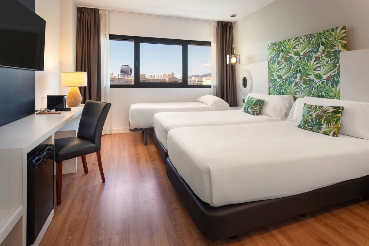 Ropa de cama de alta calidad, cubrecamas y minibar 