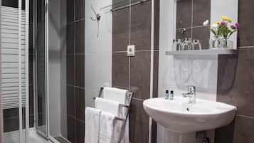 Suite junior | Baño | Regadera, amenidades de baño gratuitas, secadora de cabello, toallas