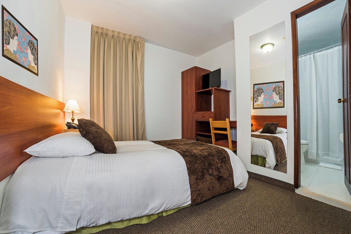 Minibar, in-room safe, desk, WiFi (free)