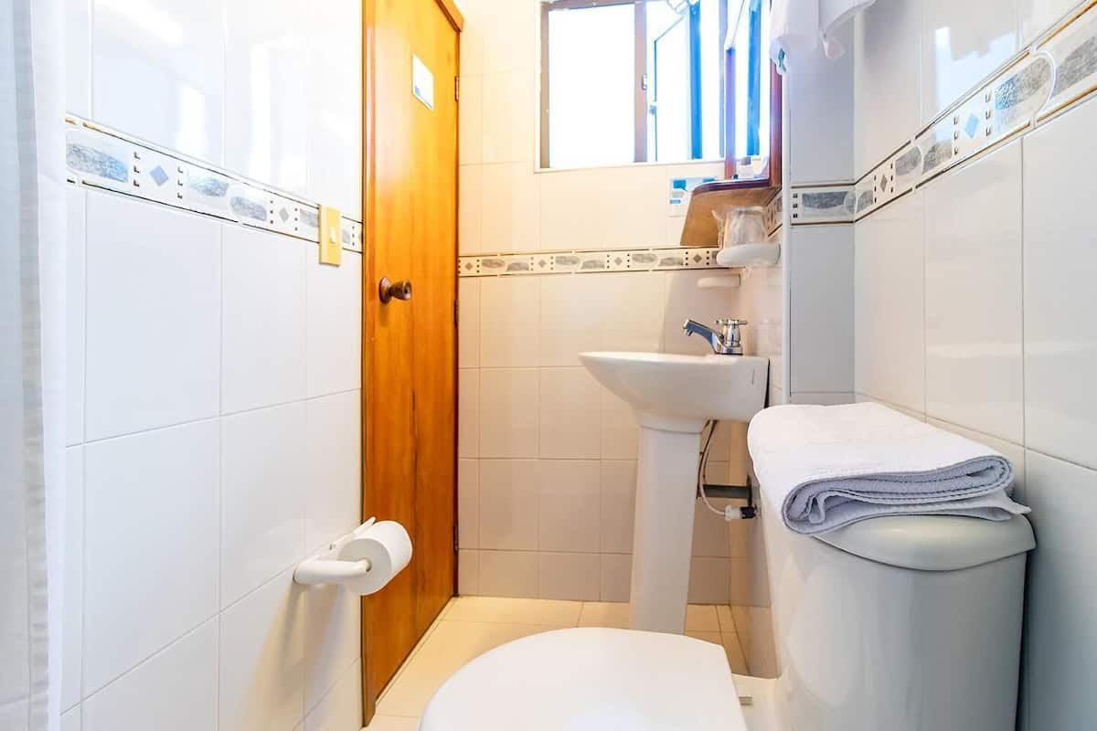 Badezimmer | Dusche, kostenlose Toilettenartikel, Haartrockner, Bidet