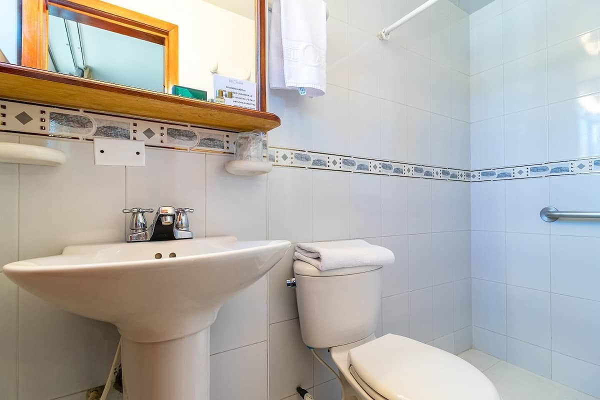 Badezimmer | Dusche, kostenlose Toilettenartikel, Haartrockner, Bidet