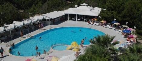 2 udendørs pools, parasoller, liggestole