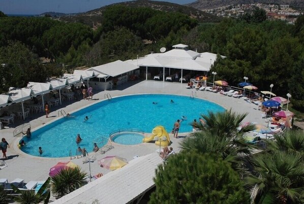 2 albercas al aire libre, sombrillas en la alberca y camastros 