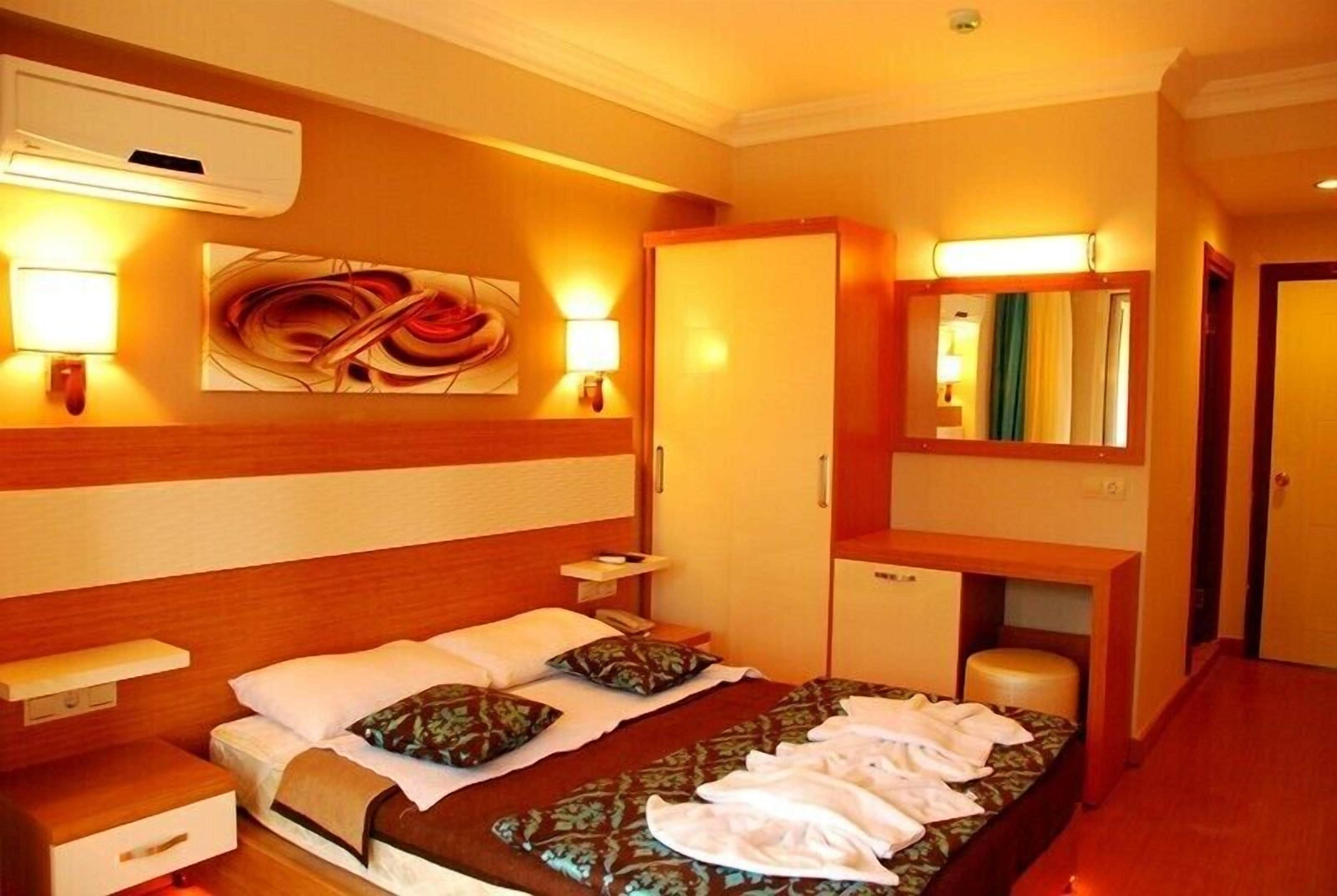 Standard Room | Minibar, free cribs/infant beds, bed sheets