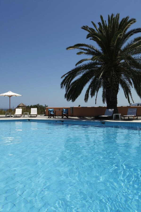 Indoor pool, 4 outdoor pools, pool loungers