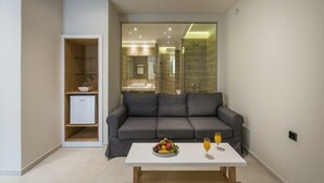 Suite de lujo, vistas parciales al mar | Caja fuerte y wifi