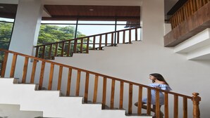 Una escalera con barandillas de madera y paredes blancas.