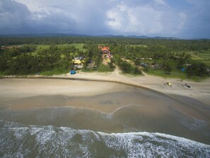 Platja privada, platja de sorra blanca i gandules de platja 