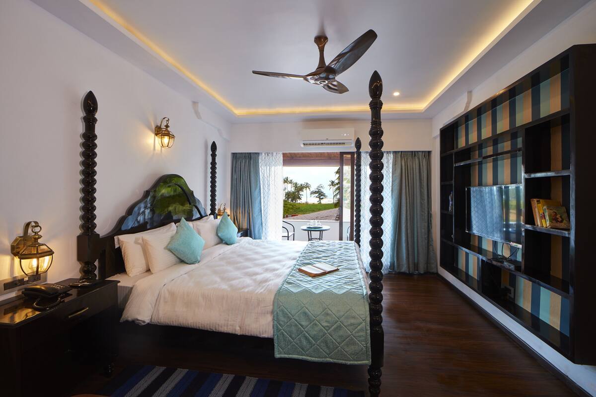 Phòng đôi Royal, 1 giường cỡ king, quang cảnh biển, sát bãi biển | Bộ đồ giường cao cấp, minibar, két bảo mật tại phòng 
