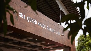El exterior del Sea Queen Beach Resort & Spa, con fachada de madera y techo de tejas.