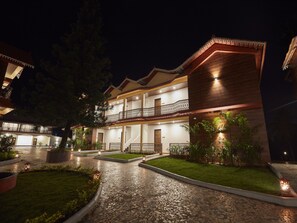 Bagian depan properti - sore/malam