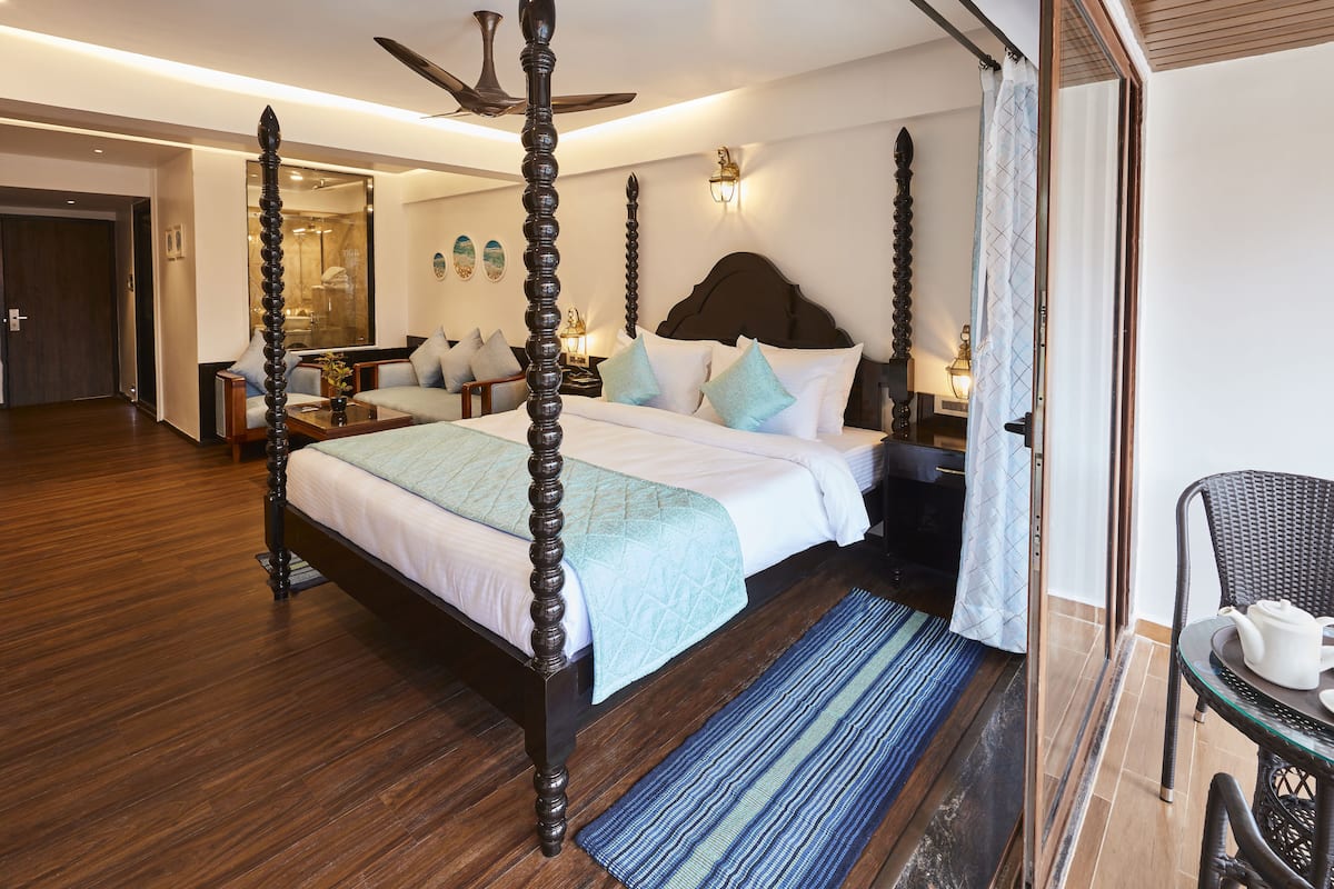 Phòng Premium, 1 giường cỡ king, quang cảnh hồ bơi, cạnh hồ bơi | Bộ đồ giường cao cấp, minibar, két bảo mật tại phòng 