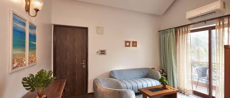 Una sala de estar moderna con un sofá, una mesa de centro, una planta y un ventilador de techo.