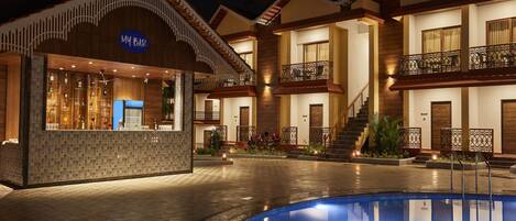 Piscine extérieure, parasols de plage, chaises longues