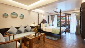Un dormitorio moderno con cama, sofá y mesa de comedor.