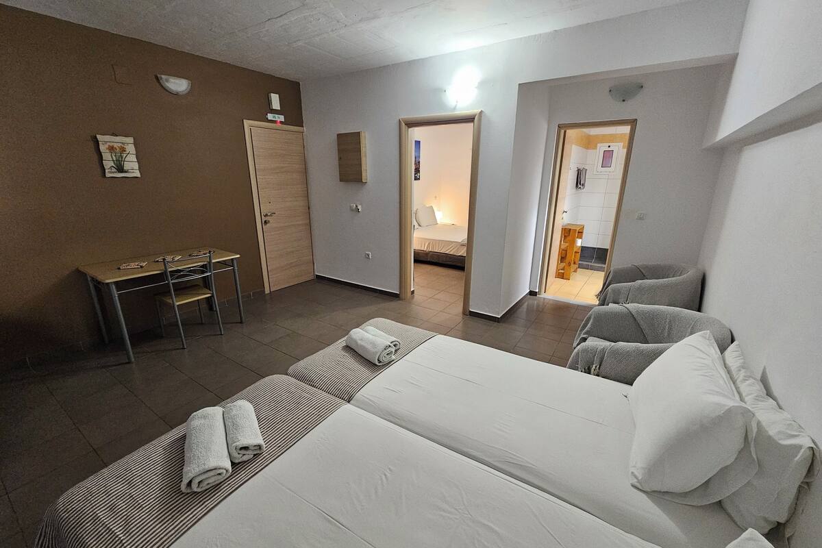 In-room safe, WiFi (free), bed sheets