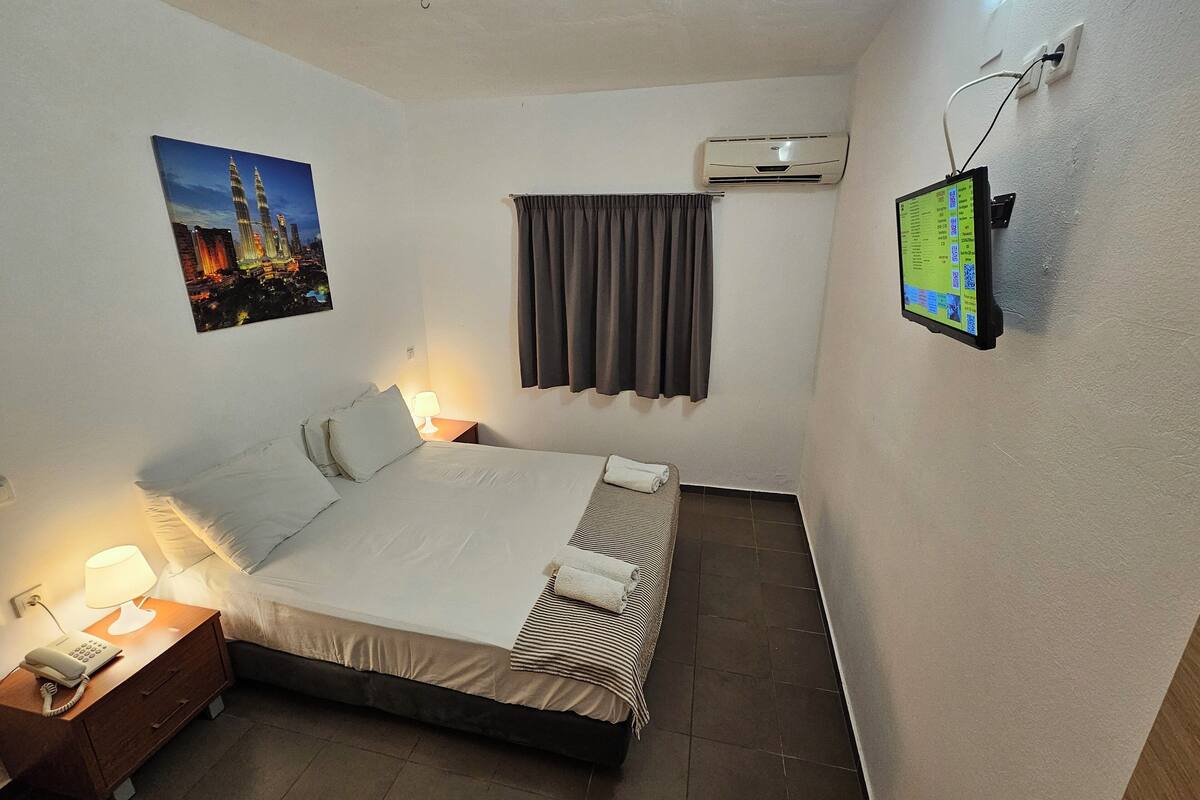 In-room safe, WiFi (free), bed sheets