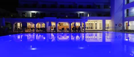Piscine extérieure, parasols de plage, chaises longues