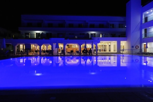 Außenpool, Sonnenschirme, Liegestühle