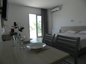 Deluxe Studio | Living area