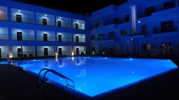 Außenpool, Sonnenschirme, Liegestühle