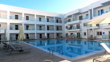 Außenpool, Sonnenschirme, Liegestühle